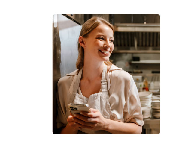 Employee using Connecteam mobile app